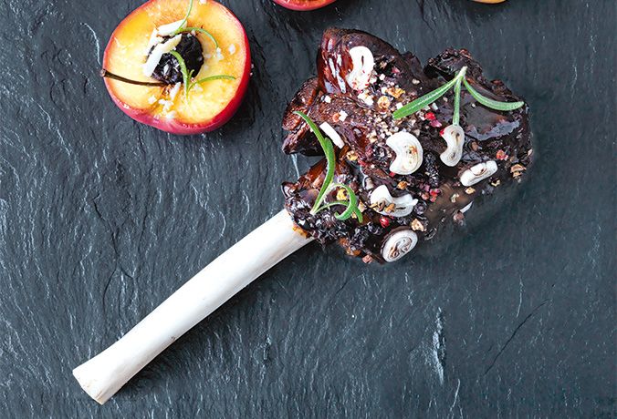 Rezept: Hirschhaxe mit Bratäpfeln, Backpflaumen und Rosmarin
