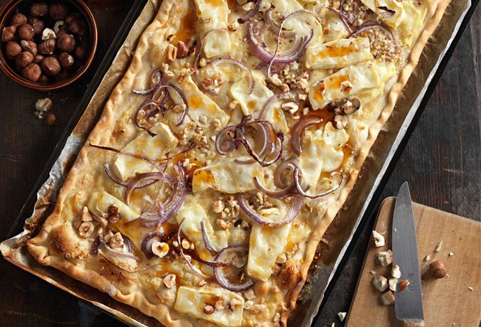 Flammkuchen mit Ziegenkäse, Haselnüssen und Honig