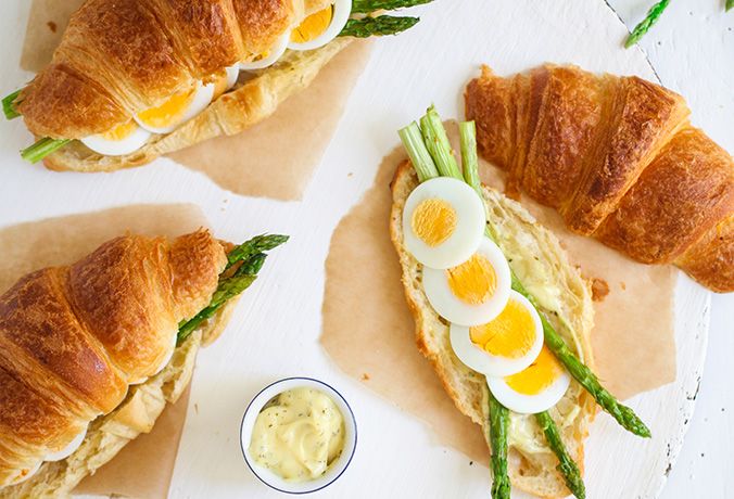 Spargelsandwich mit Croissants