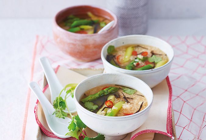 Miso-Suppe mit Quinoa und grünem Spargel