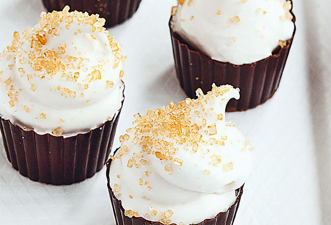 Fotos: Lisa Linder. Rezepte: Yasmin Othman. © Hachette Livre (Marabout). F. d. dt. Ausgabe: Dorling Kindersley Verlag. schokoladenschaelchen-mit-marshmallow-karamell-fuellung