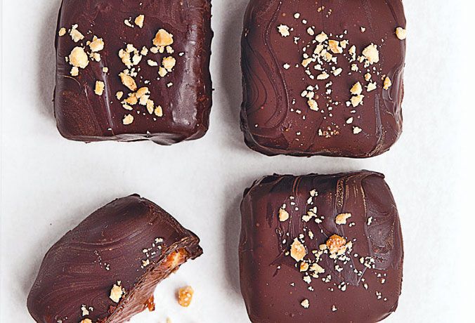 Fotos: Lisa Linder. Rezepte: Yasmin Othman. © Hachette Livre (Marabout). F. d. dt. Ausgabe: Dorling Kindersley Verlag. schnittpralinen-mit-milchschokolade-und-erdnuessen