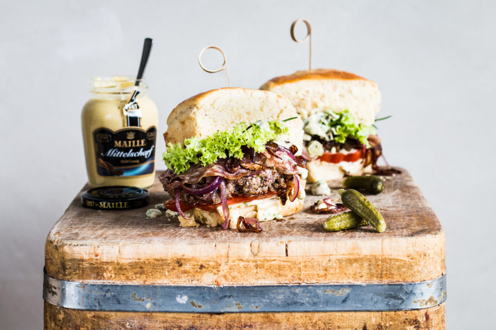 R425_Mustard Lovers_Brioche Burger mit Blauschimmelkaese_quer_v3