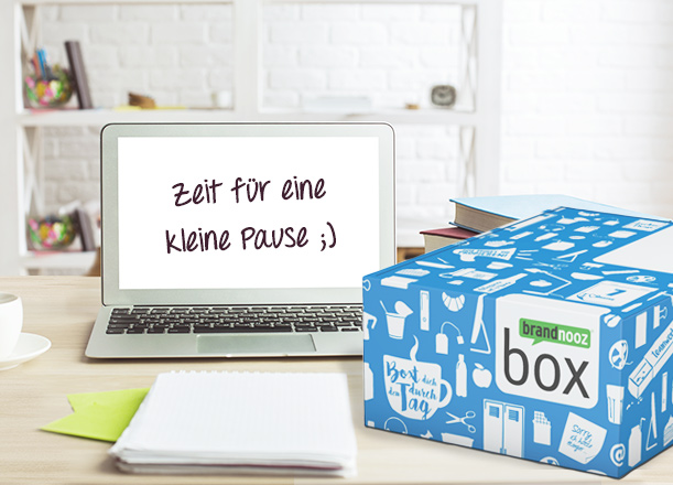 brandnooz Team Box mit Laptop auf dem "Zeit für eine kleine Pause" steh