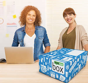 Team Box, die gerade zwei Kolleginnen ansehen