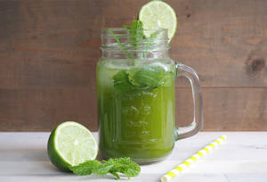 matcha-eistee-mit-minze-und-holunderbluetensirup