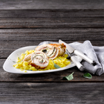 Gefüllte Hähnchenfi let-Roulade mit Camembert Creme auf Safran-Risotto