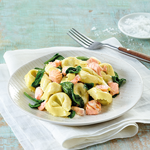 Tortellini mit Lachs und Spinat