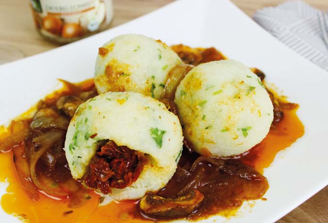 Knödel mit Tomatenfüllung und Pilzsauce