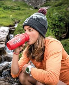 Frau mit CLIF-Trinkflasche