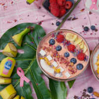 Smoothie Bowl mit Bananen und Himbeeren
