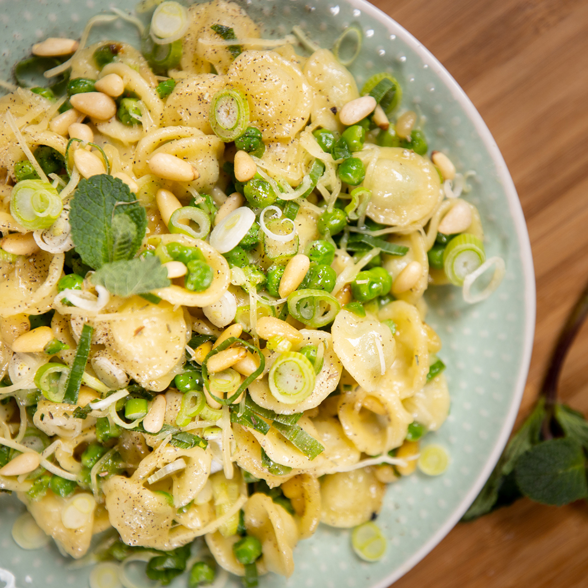 Frühlingspasta mit Finello Pastakäse, Erbsen und Minze
