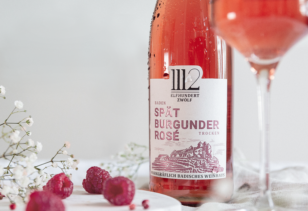 1112 Spätburgunder Rosé Flasche und Glas