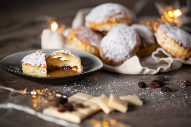 Blätterteigtaschen mit weißer Schokolade