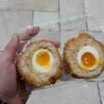 Frittierte Frikadelle mit Ei
