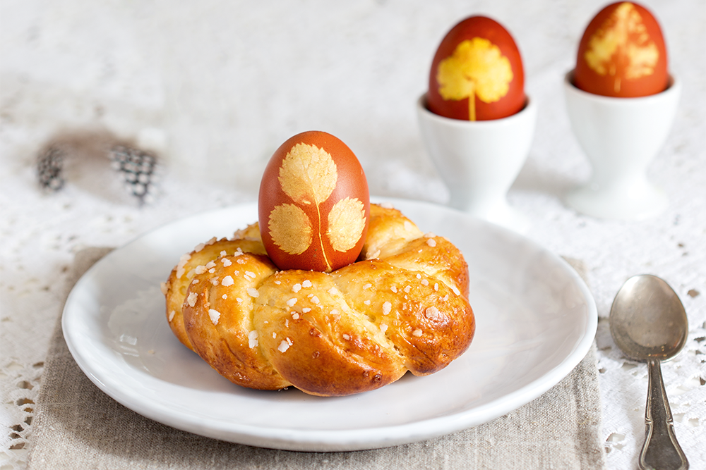 Hefekranz und gefärtbte Eier