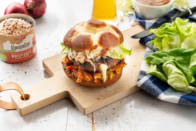 Brotzeit-Burger mit Krautsalat und Rösti