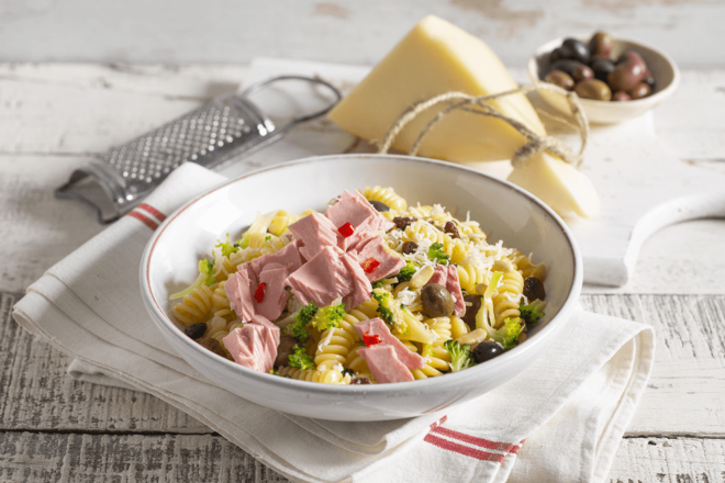 Fusilli mit Chili-Thunfisch, Brokkoli, Provolone und Oliven