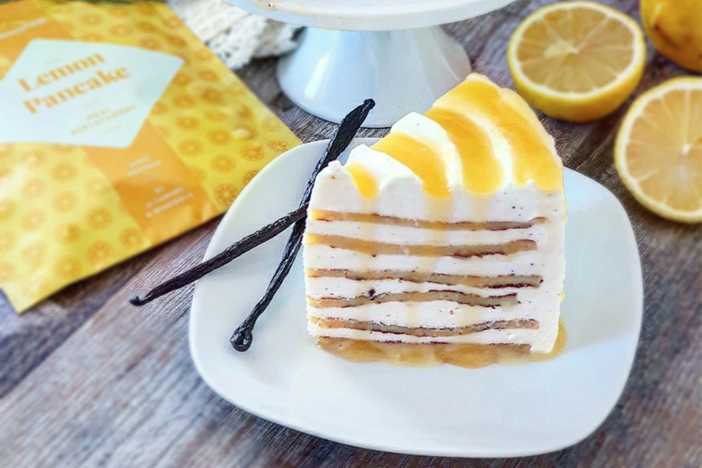 Ein Stück der Zitronen-Pancake Torte