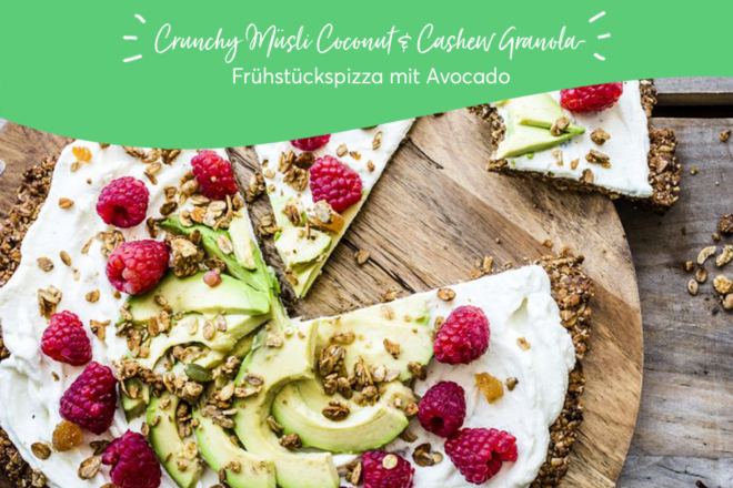 Crunchy Müsli Coconut & Cashew Granola-Frühstückspizza mit Avocado