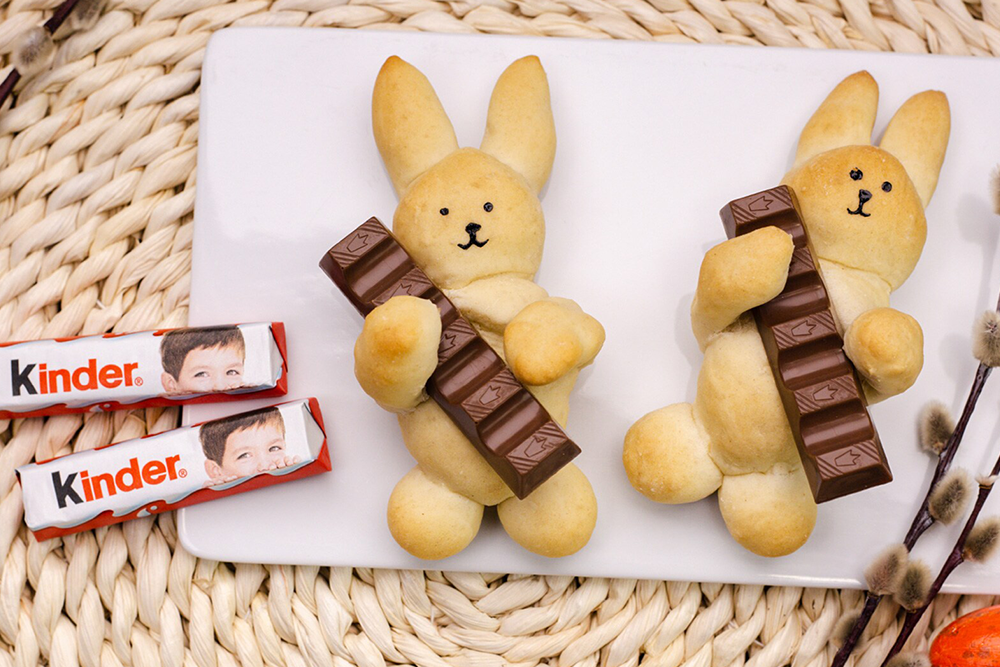Hefeteig-Osterhasen mit kinder Schokolade Riegeln