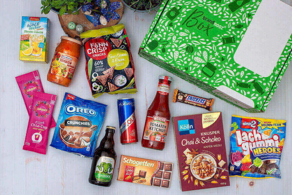 brandnooz Classic Box April mit Knabbereien, Süßigkeiten, Schokoladen, Saucen, Getränken und Müsli