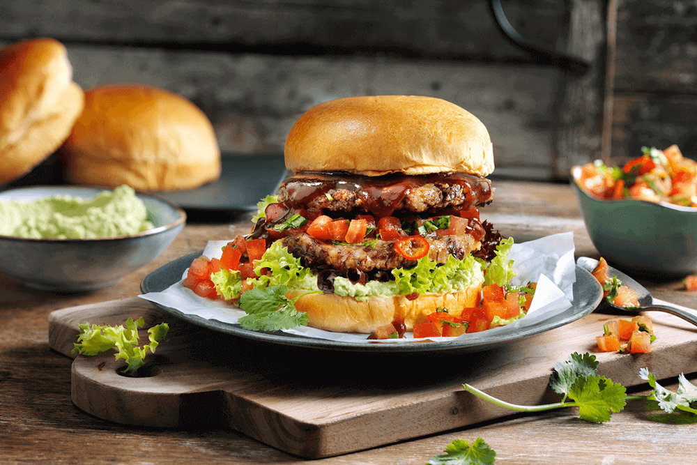 Brioche Burger mit Patty und Salat