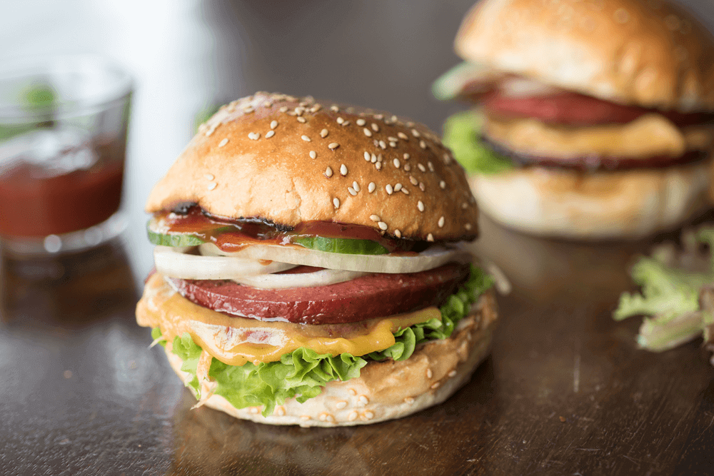 Burger mit Salat und Sucuk Patty