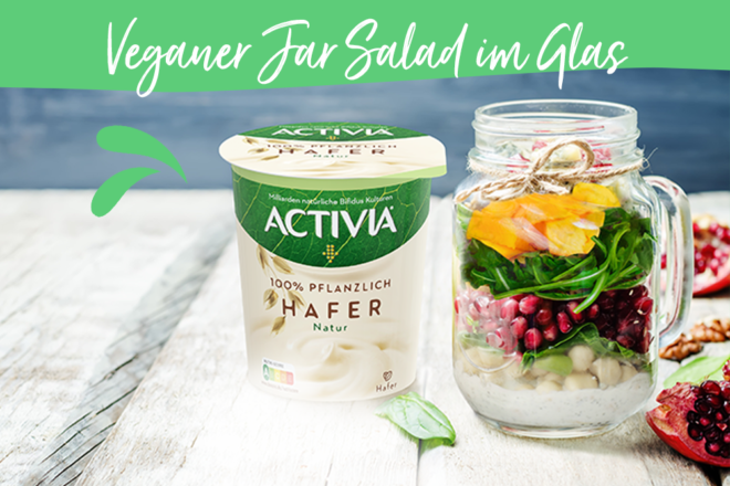 Activia Hafer Becher neben einem Schichtsalat im Glas