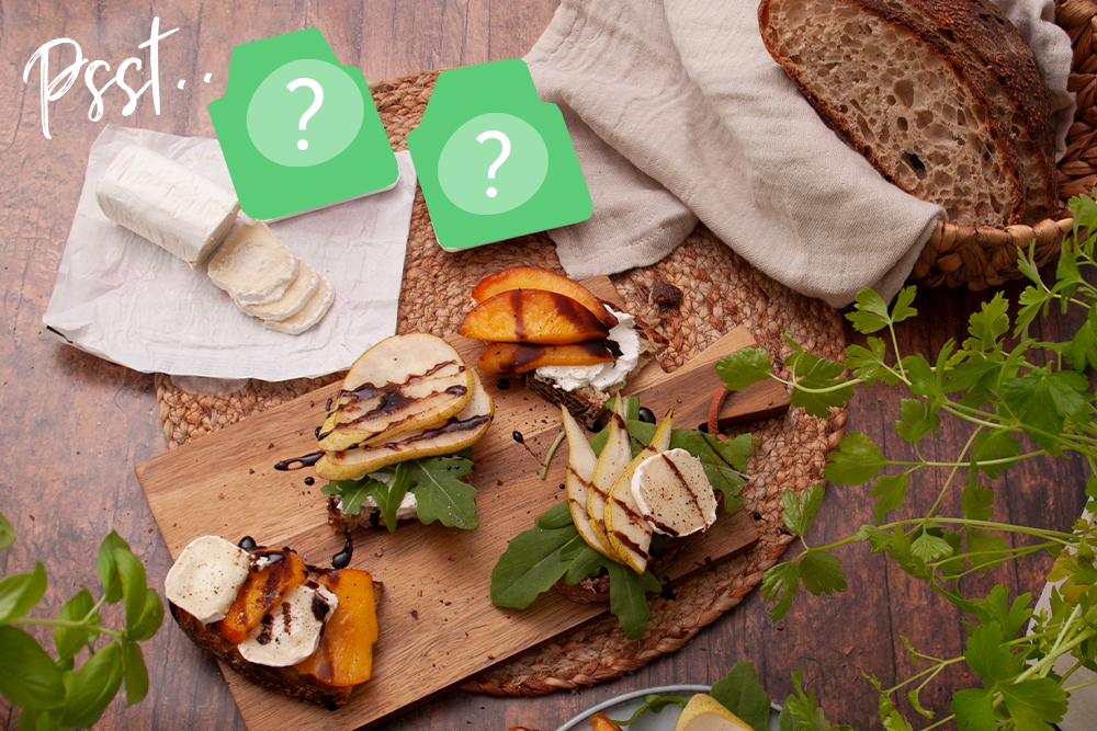 Belegte Brote mit Käse und Obst