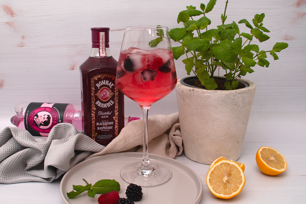 Bombay Bramble Gin Cocktail im Glas