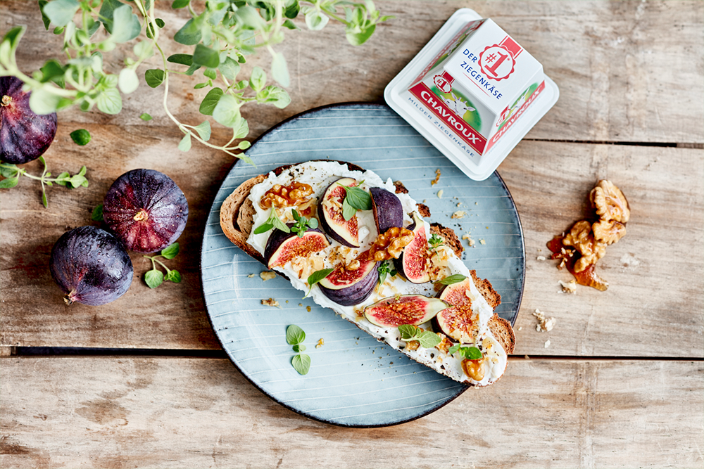 Belegtes Graubrot mit Ziegenfrischkäse, Feigen, und Walnüssen