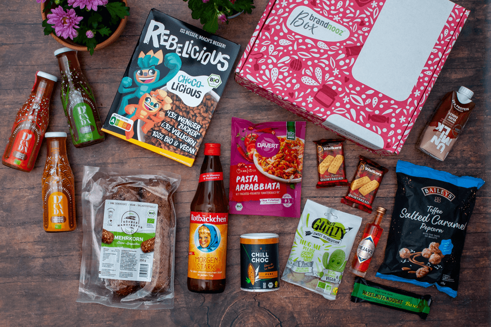 brandnooz Genuss Box Oktober mit Cerealien, Säften, Knabbereien und Snacks