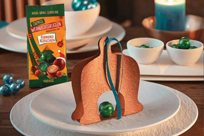 Glocke aus Bastelkarton mit Weihnachtskugeln präsentiert von Ferrero Küsschen