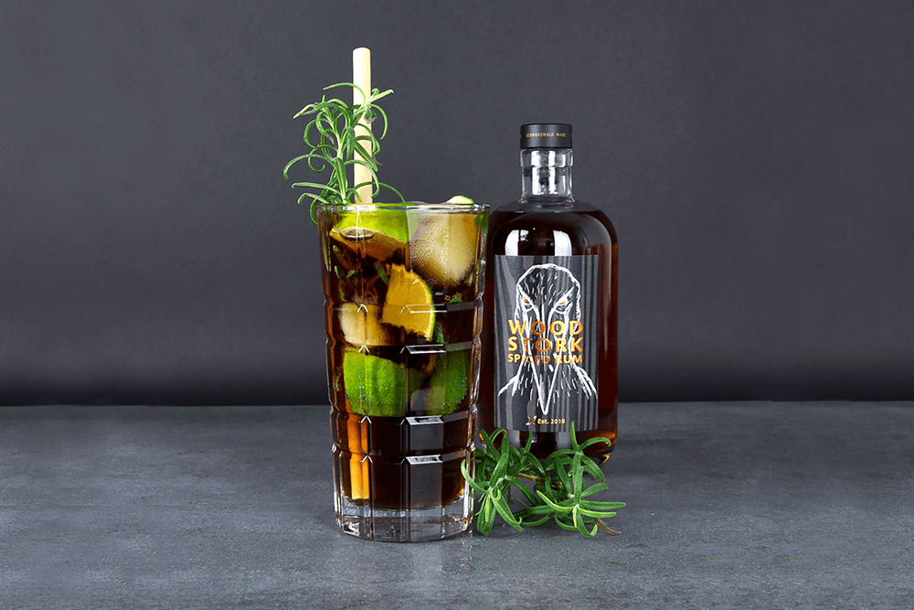 Wood Stork Spiced Rum mit Cocktailglas