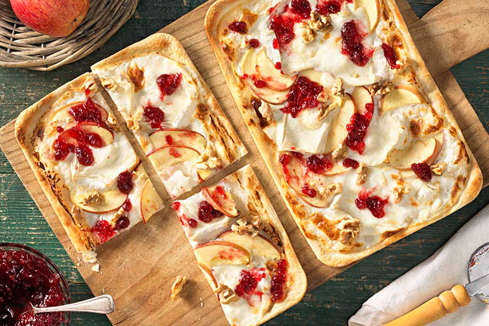 Flammkuchen mit Äpfeln, Ziegencamembert, Preiselbeeren und Walüssen