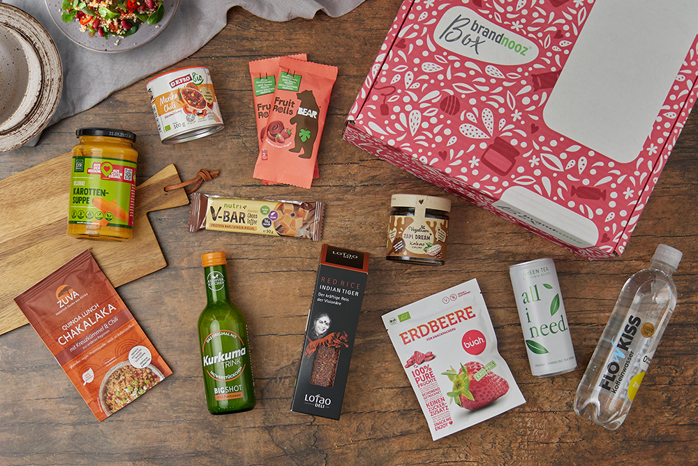 Genuss Box Januar 2022 mit vielen veganen Produkten wie Reis, Karottensuppe, Fruchtchips und vielem mehr