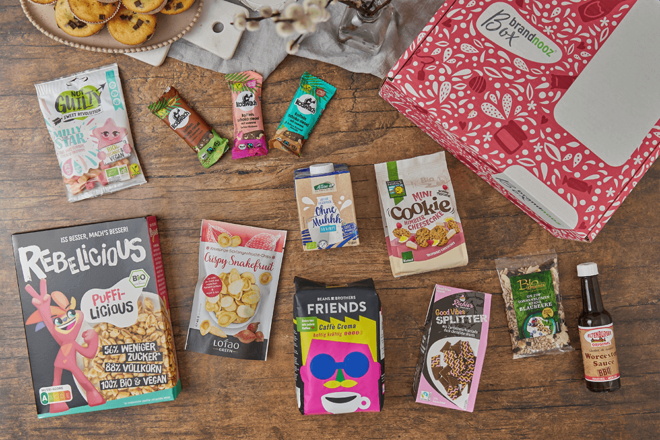 brandnooz Genuss Box März mit leckeren Snacks, Quark Topping, Cerealien, Kaffee, Milch und Fruchtgummi