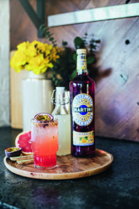 MARTINI Alkoholfrei Vibrante Cocktail im Glas mit Passionsfrucht