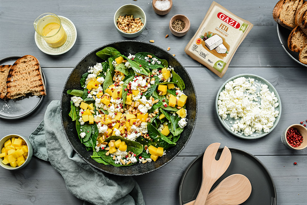 Spinat Salat mit Mango und GAZi Bio-Feta