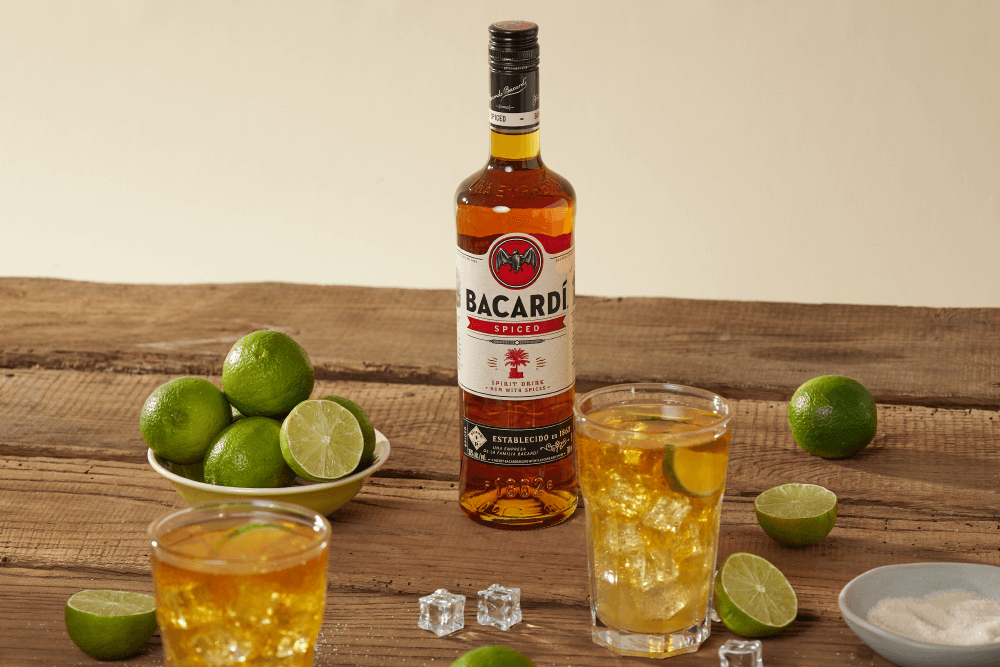 BACARDÍ Spiced Rum Ginger Beer Cocktail mit Limetten
