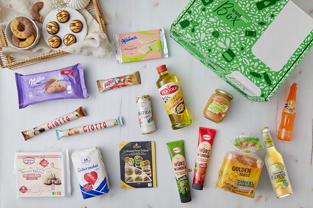 brandnooz Classic Box Juni mit Apfelmus, diverse Gebäck, Getränken, Gelierzucker, Toast und vielem Mehr