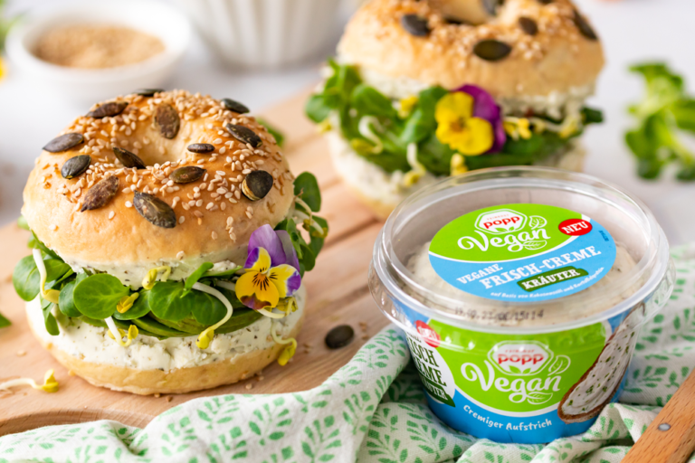 Vegane Avocado-Bagels mit Popp Feinkost veganer Frischcreme Kräuter