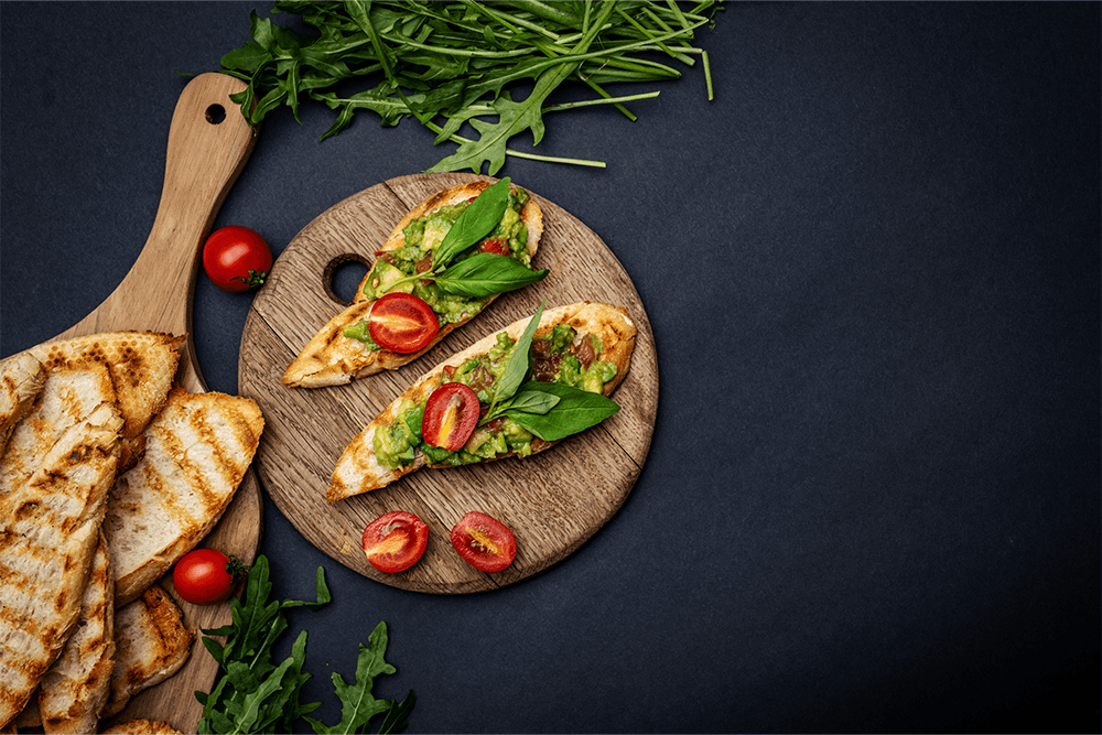 Bruschetta mit Zitronen-Basilikum-Pesto und Avocado